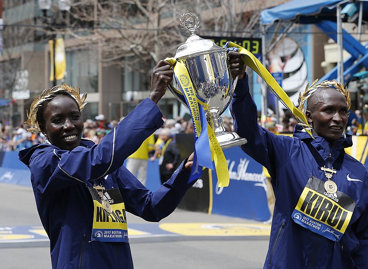 Los kenianos Geoffrey Kirui y Edna Kiplagat ganan en un Maratón de Boston lleno de emociones.