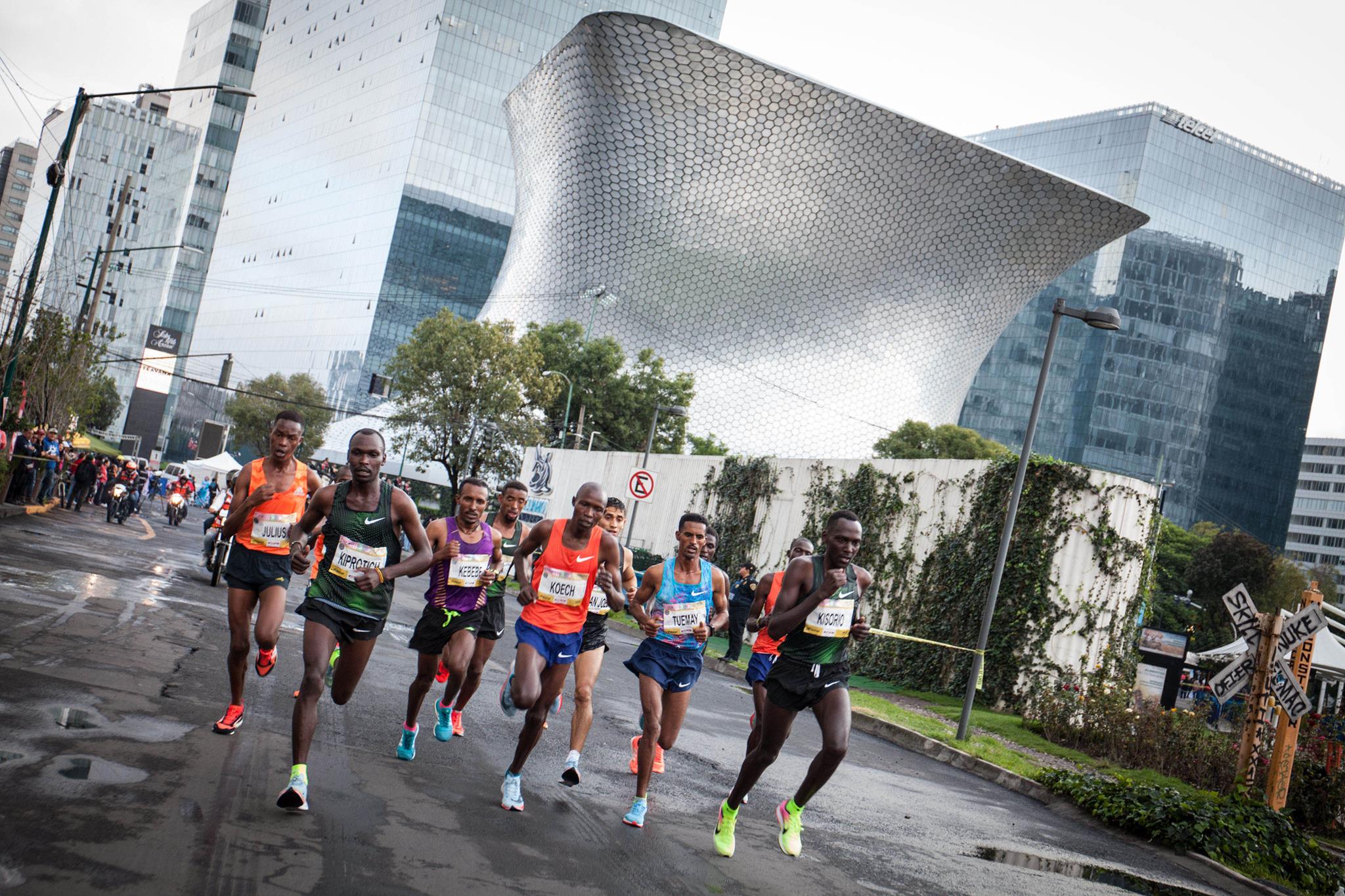 Keniata Titus Ekiru rompe récord y gana el Maratón Ciudad de México