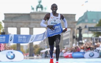 Kipchoge gana el maratón de Berlín con nuevo récord mundial