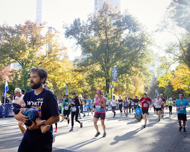 ¿Por qué un padre cruzó la línea de meta del Maraton de Nueva York con su hijo en los brazos?