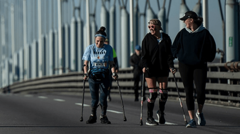 Mujer con parálisis completa la maratón de Nueva York